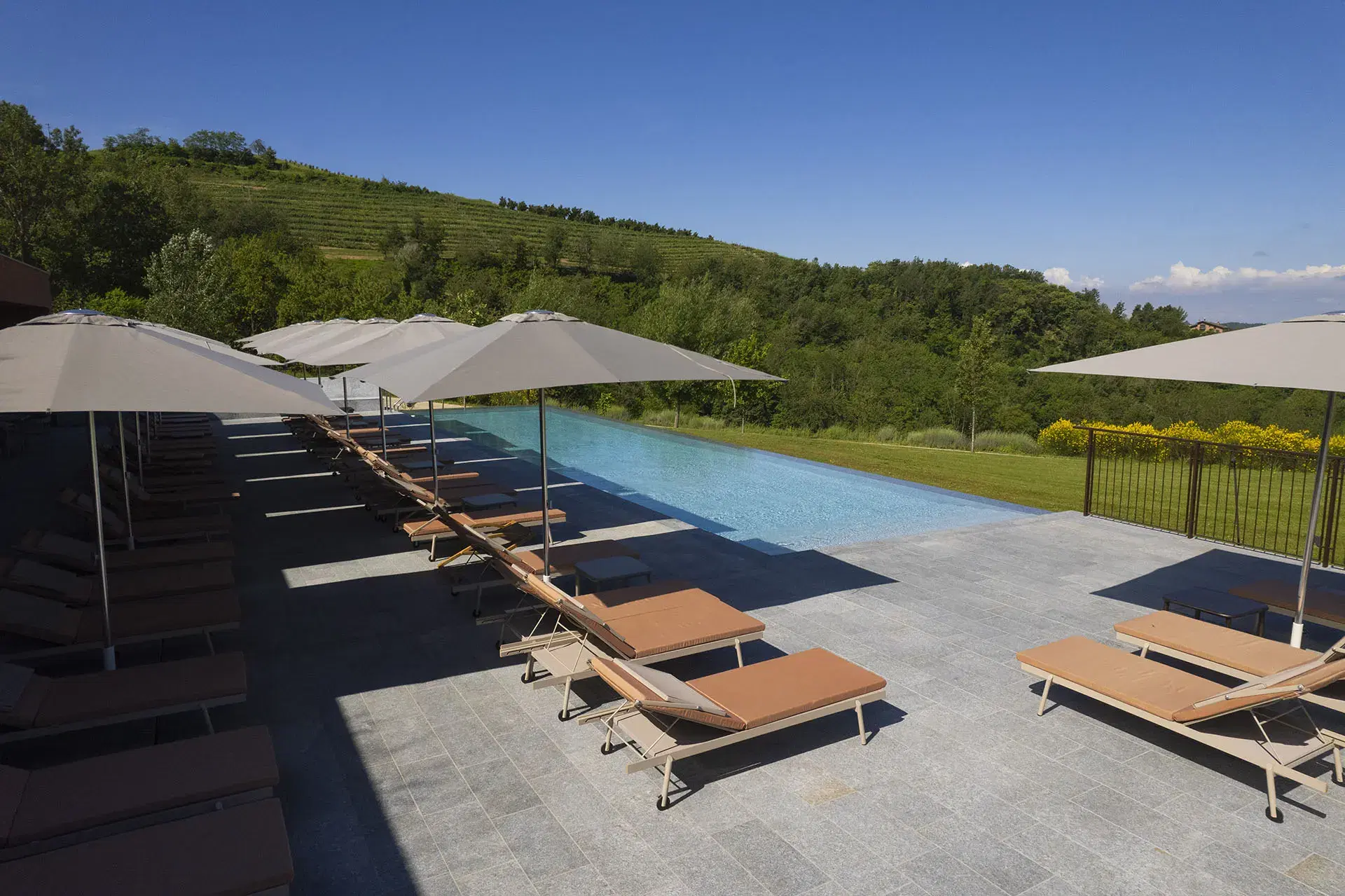 Piscina a sfioro con vista panoramica