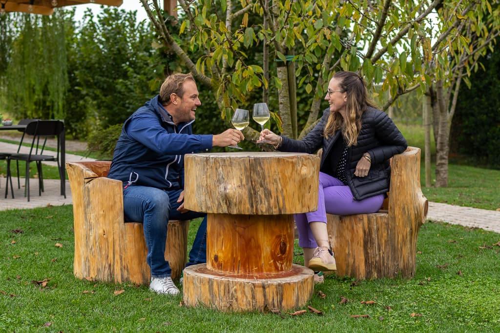 Aperitivo nel giardino del casale immerso nel verde
