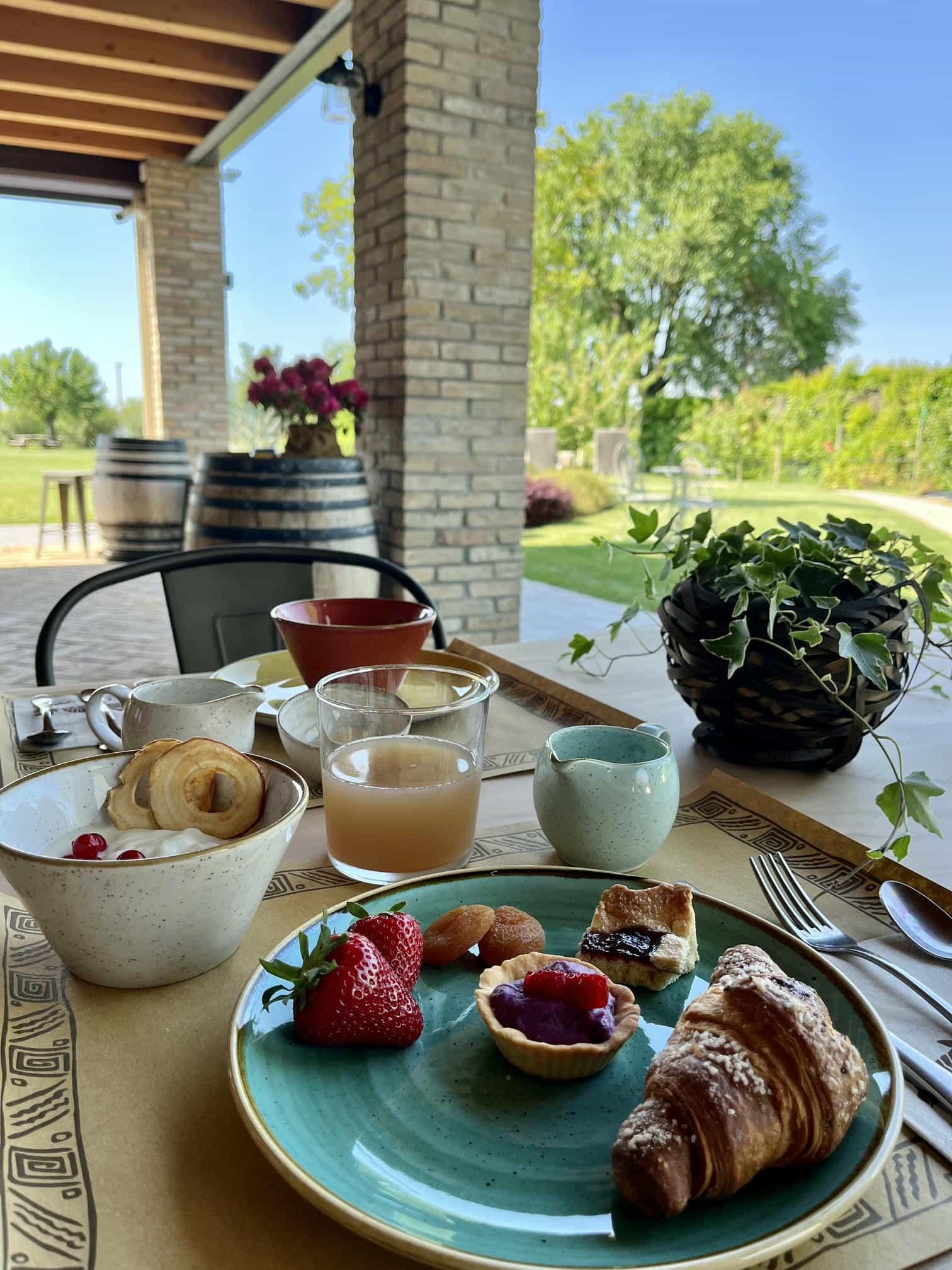 Colazione genuina con prodotti locali nella sala principale
