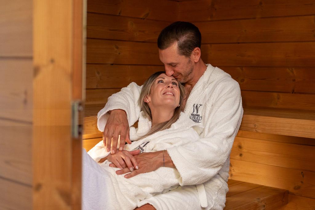 Area benessere esclusiva con idromassaggio e vista sulla campagna