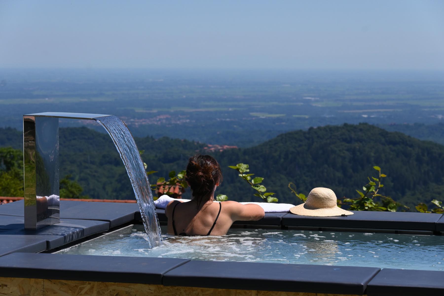 Piscina esterna con vista