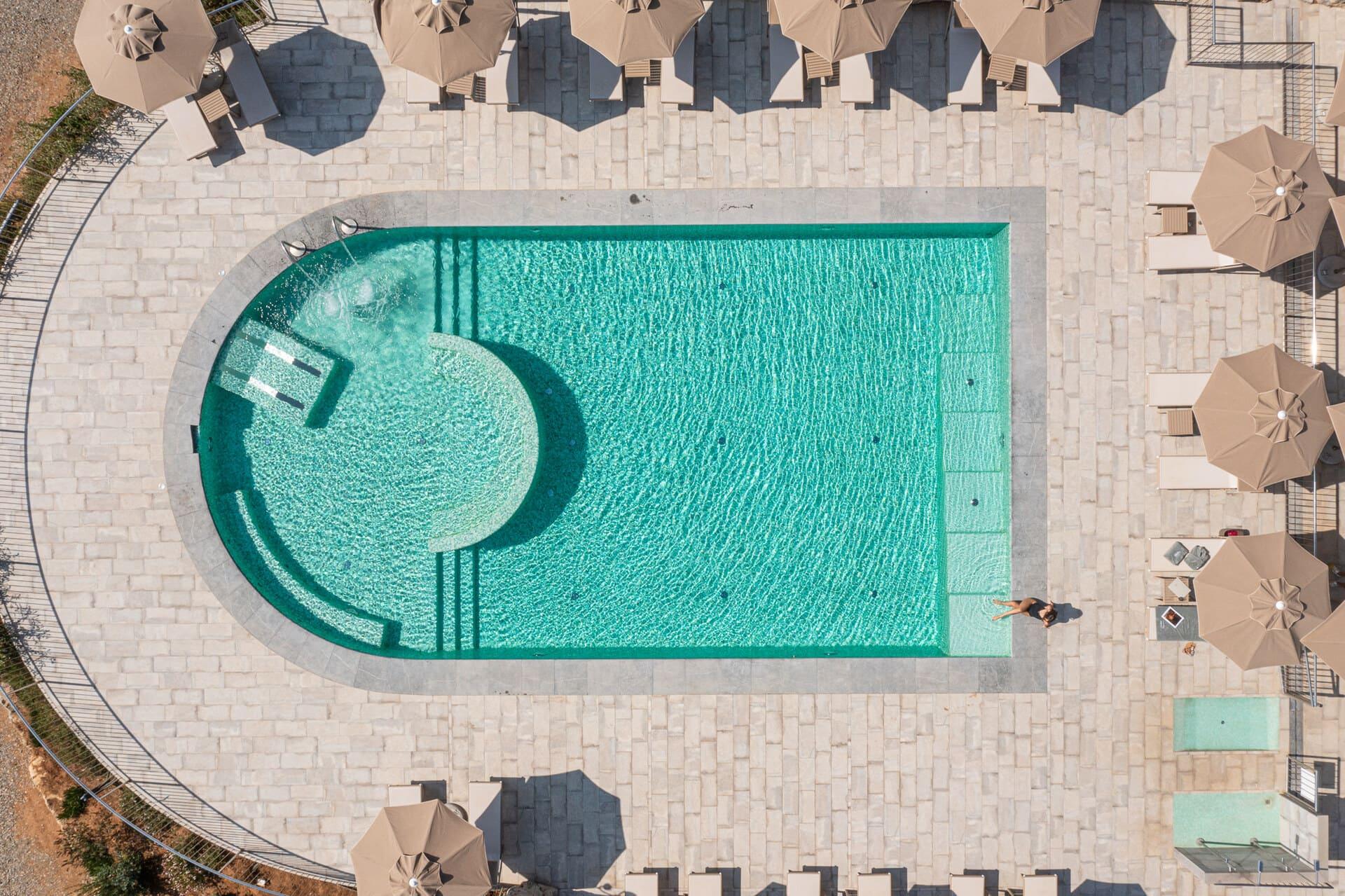 Piscina panoramica di Castello Bonaria con vista sulle colline