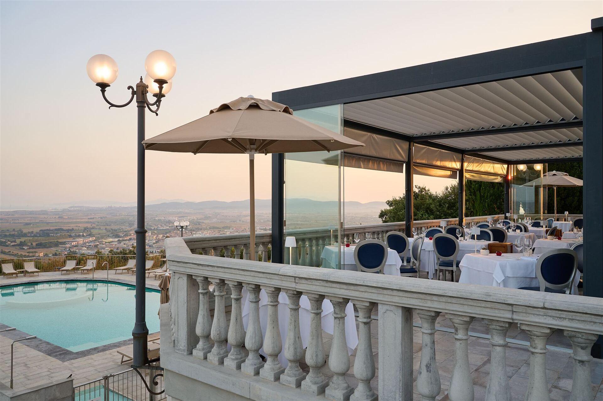 Ristorante con terrazza panoramica affacciata sul mare