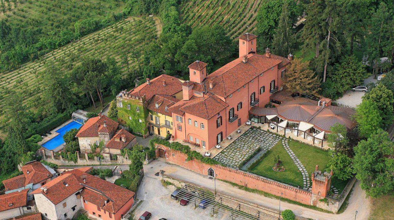 Veduta della facciata del Castello Rosso immersa nella collina