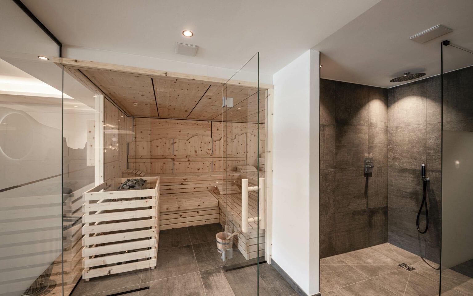 Area wellness con piscina e Dolomiti