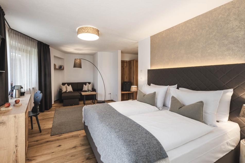 Suite Larice zone soggiorno e balcone