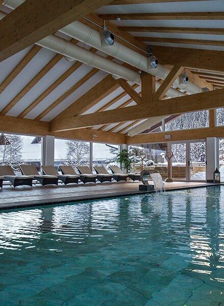 Piscina panoramica riscaldata con vista sulle Dolomiti