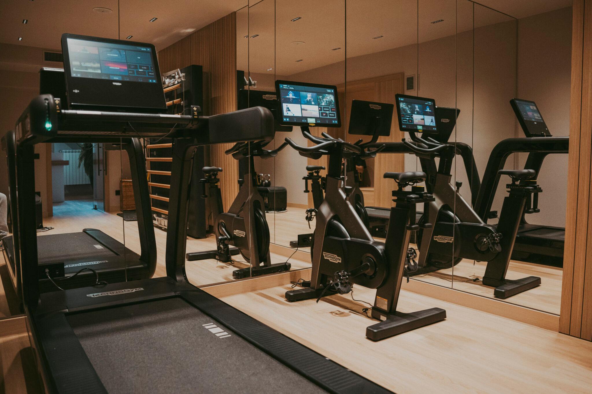 Area relax della spa con divani e tisaneria