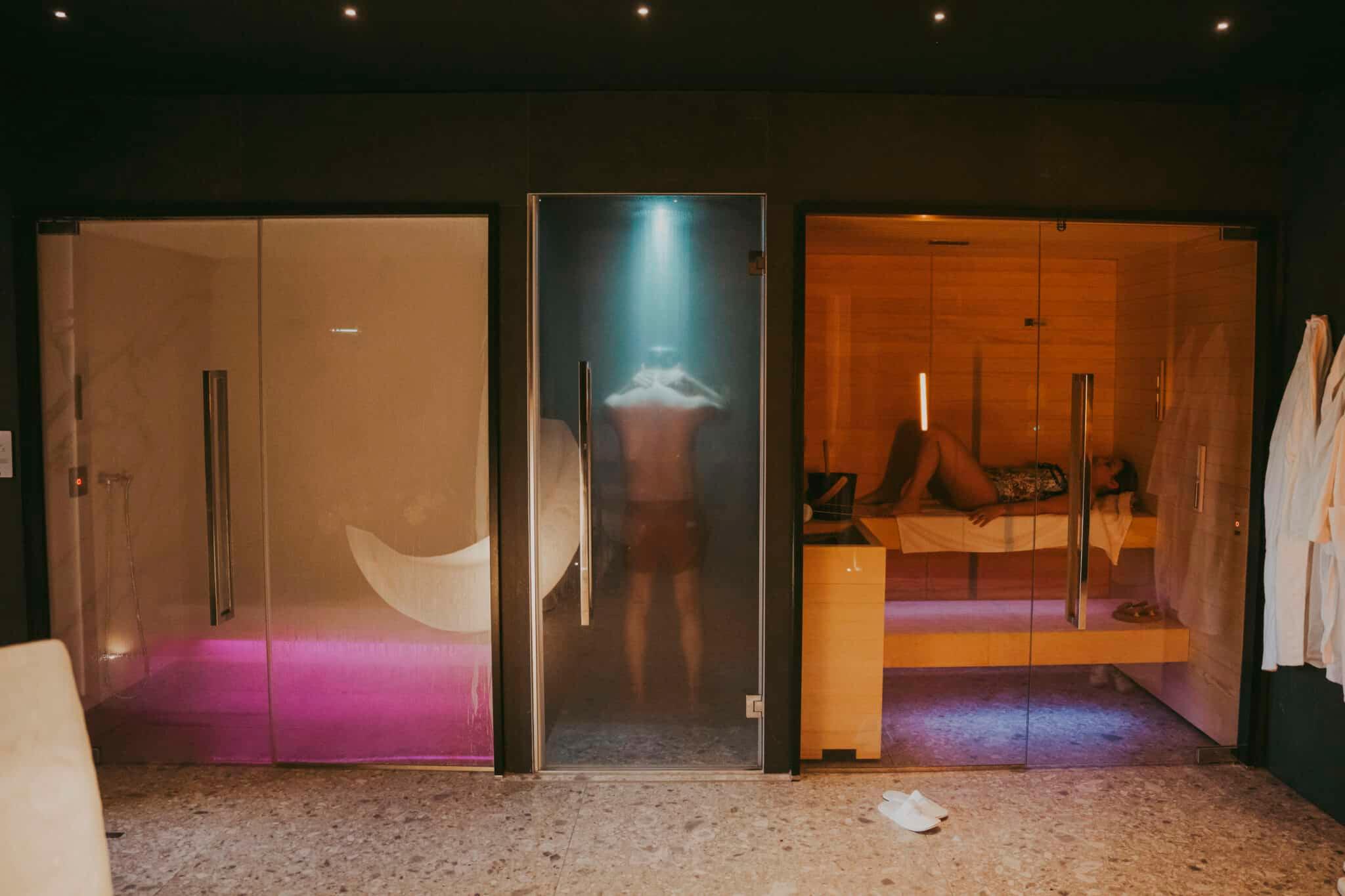 Cabina massaggi elegante con luce soffusa