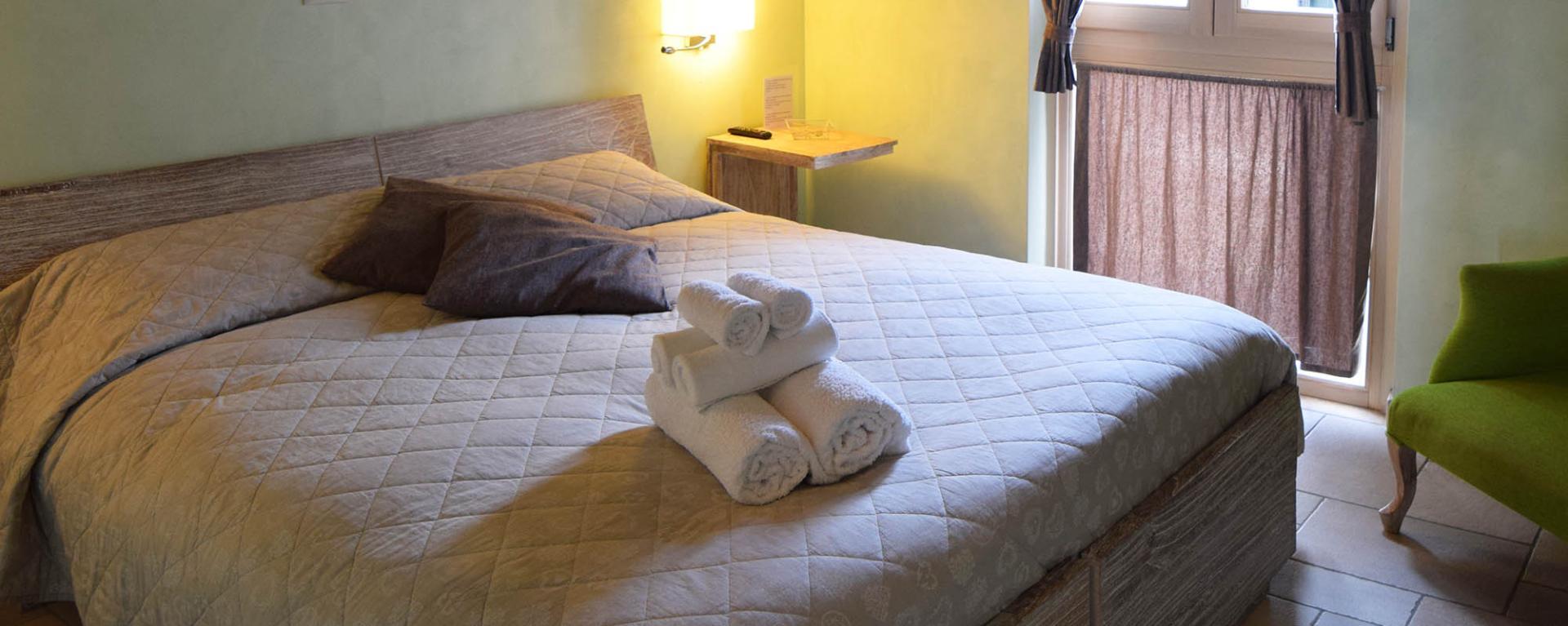 Camera accogliente con letto matrimoniale e luce calda