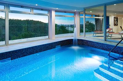 Centro benessere con piscina idromassaggio