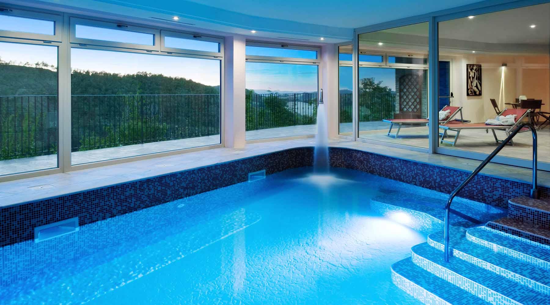 Piscina idromassaggio con vista sul bosco