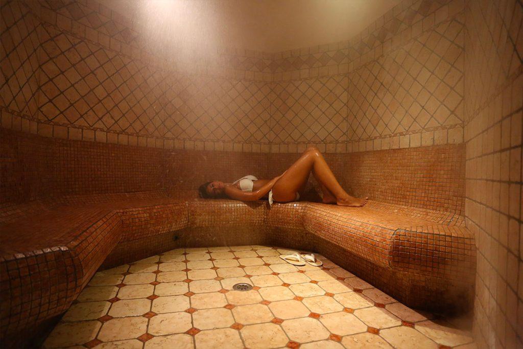 Centro benessere con piscina e area relax