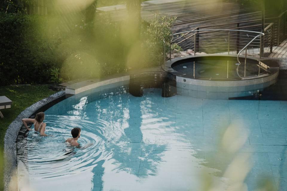 Coppia che si rilassa nella piscina all'aperto dell'Hotel Erika