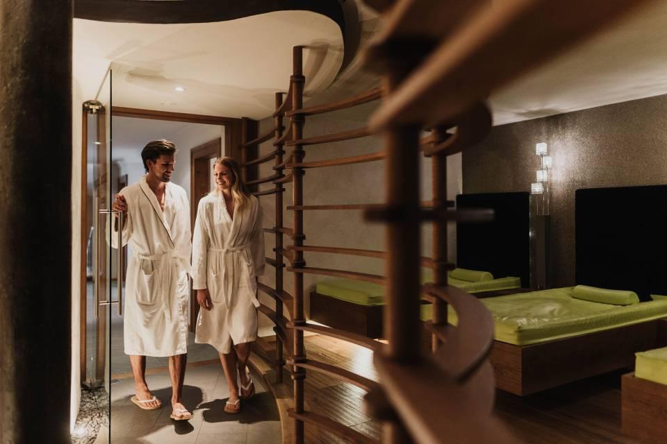 Coppia in accappatoio che si rilassa nella sala relax dell'hotel benessere