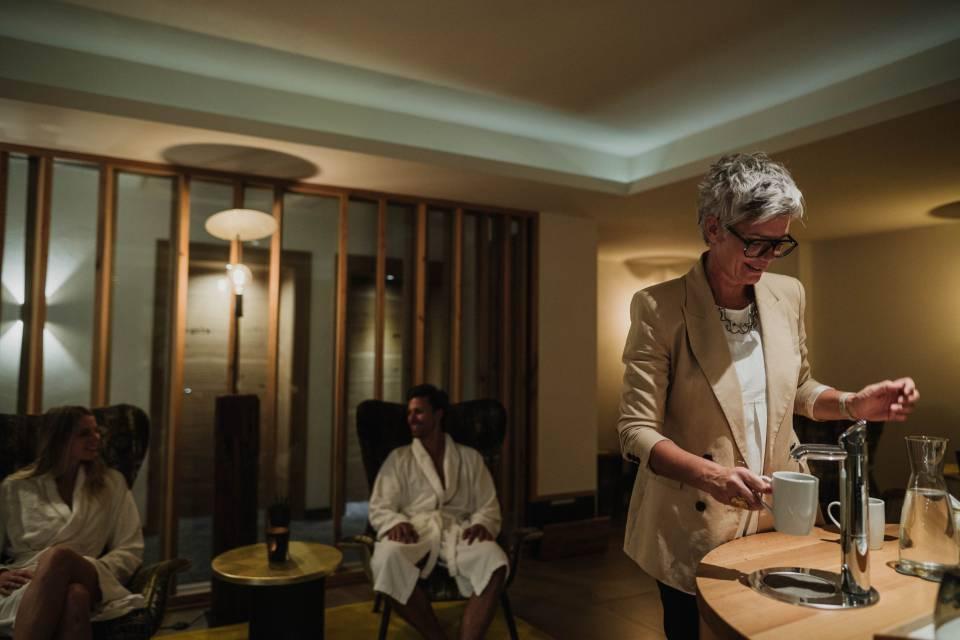 Evelyn dell'area spa prepara il tè alla tea station nella zona wellness