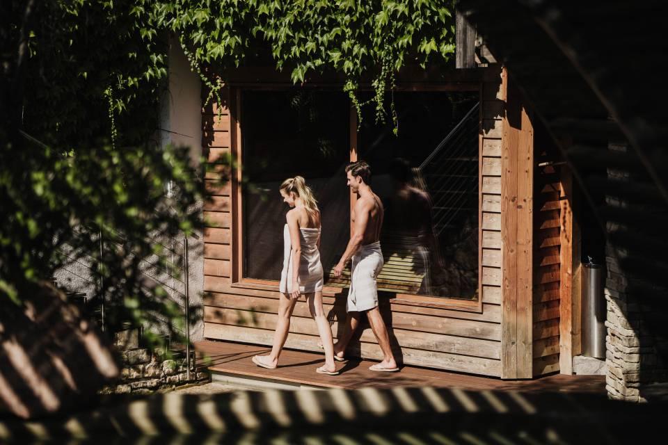 Coppia in cammino verso la sauna panoramica dell'Hotel Erika