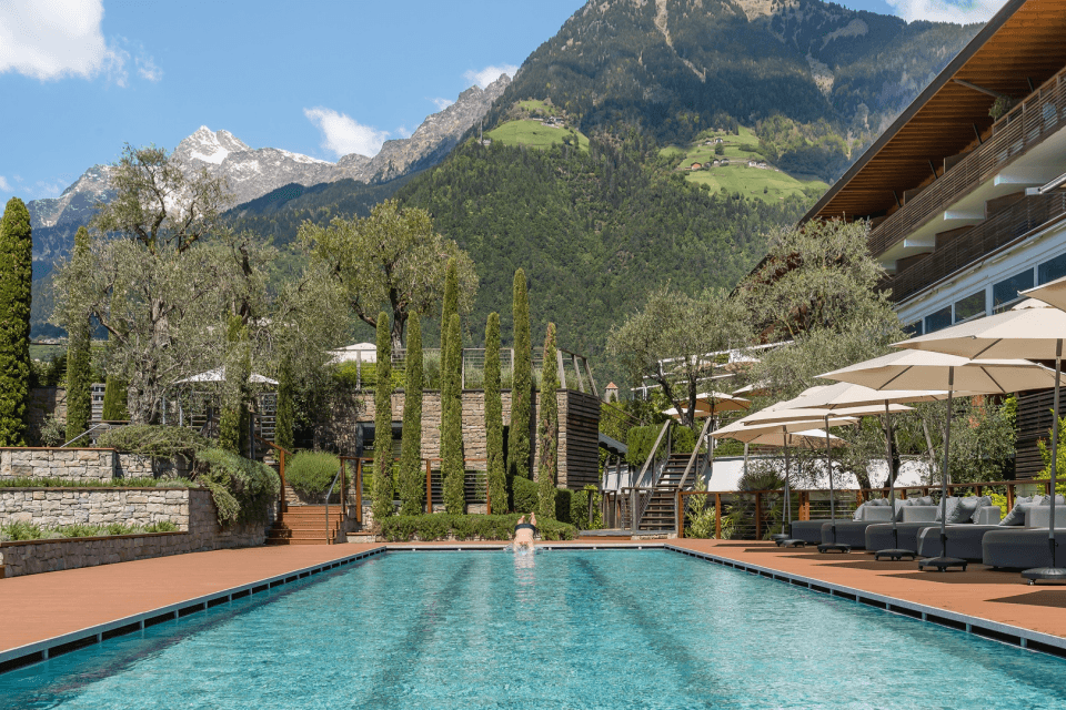 Nuotatore che salta con slancio nella piscina sportiva da 25 metri