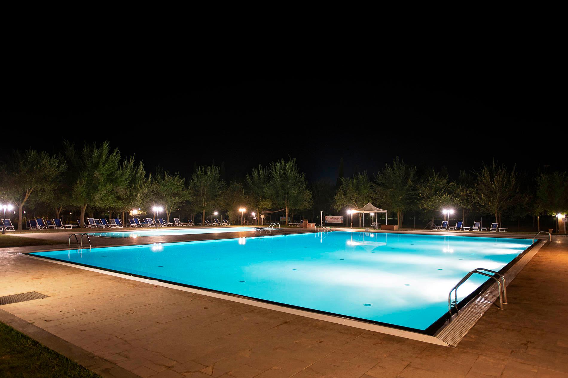 Piscina esterna nel parco con area bambini