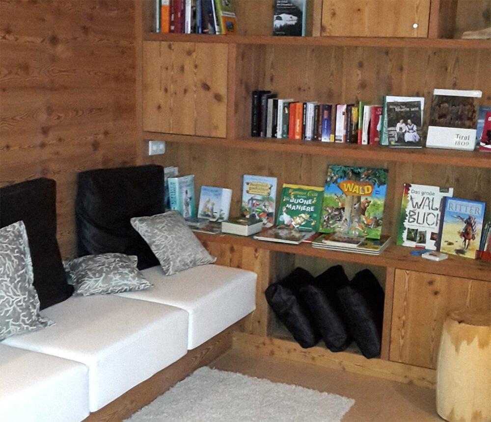 Lounge con biblioteca e zona lettura