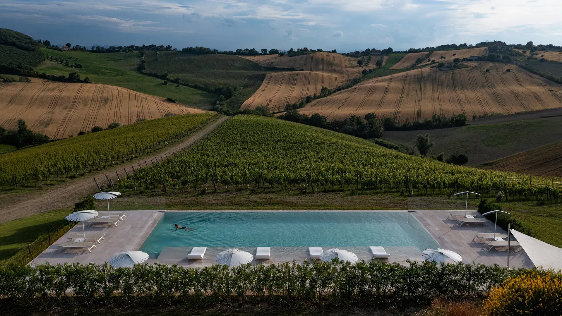 Piscina panoramica esterna con vista colline
