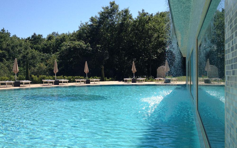 Piscina - Vista complessiva della struttura con panorama