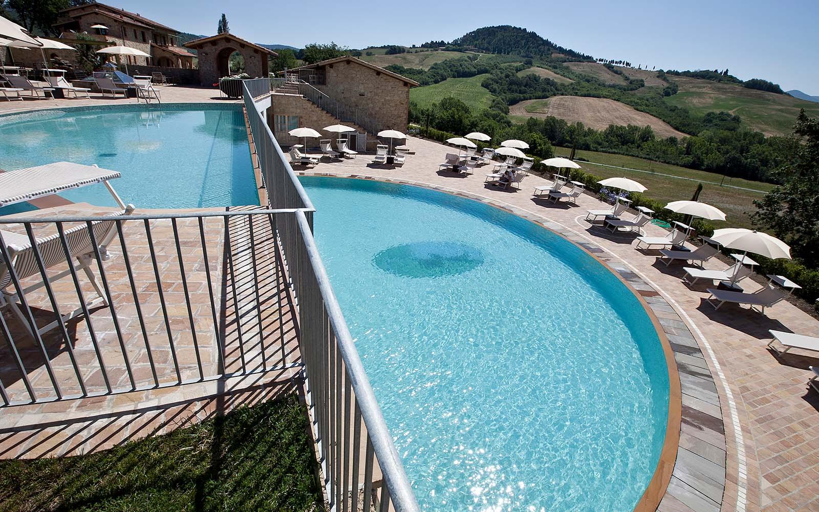 Piscina - Veduta con tramonto e colline toscane