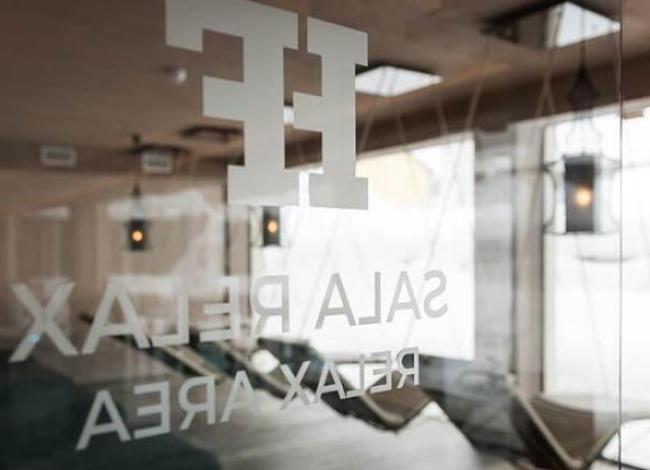 Sala relax con sdraio comode e vista montagne