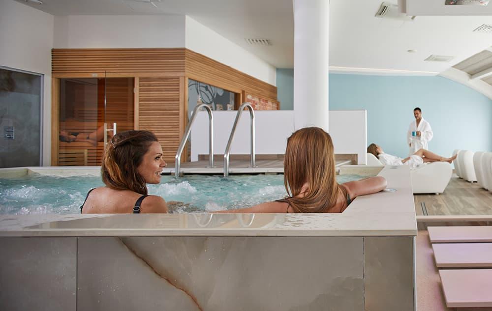 Area wellness Feeling Spa con idromassaggio