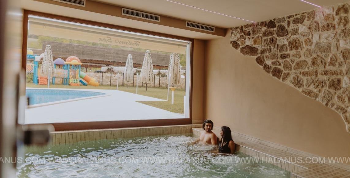 Piscina con cascata idromassaggio