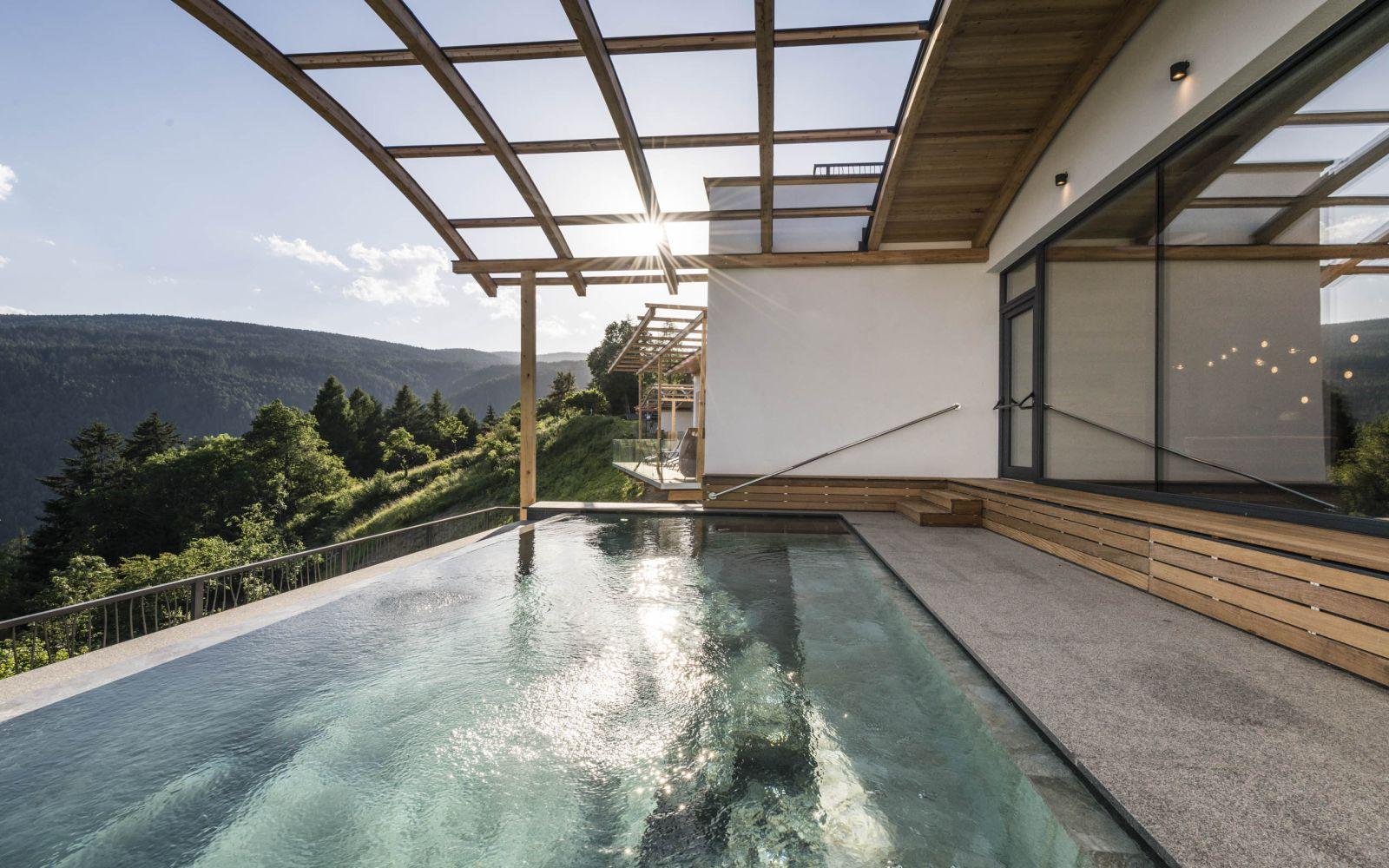 Area wellness con piscina