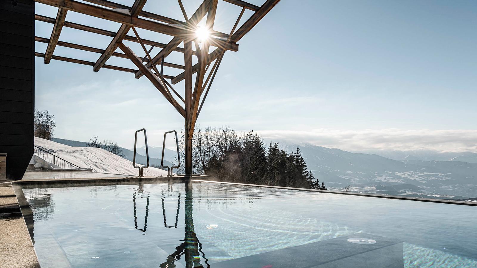 Piscina infinity del Parkhotel Holzerhof con vista Val Pusteria
