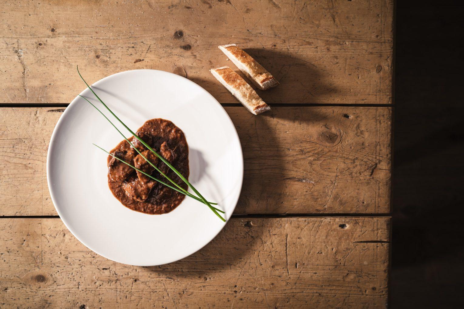 Piatto di gulasch specialità locale