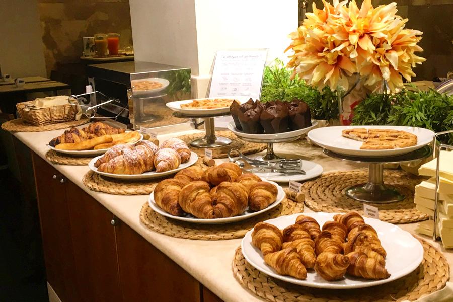 Sala colazioni luminosa dell'hotel