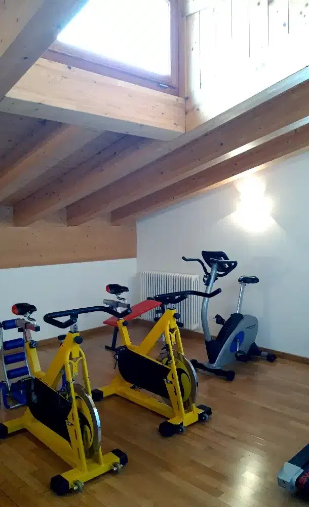 Area fitness con attrezzatura per l'allenamento