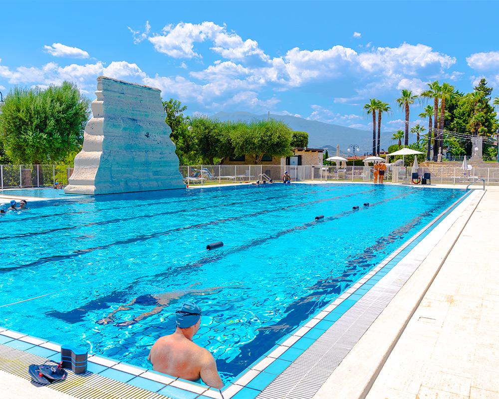 Struttura hotel e piscina