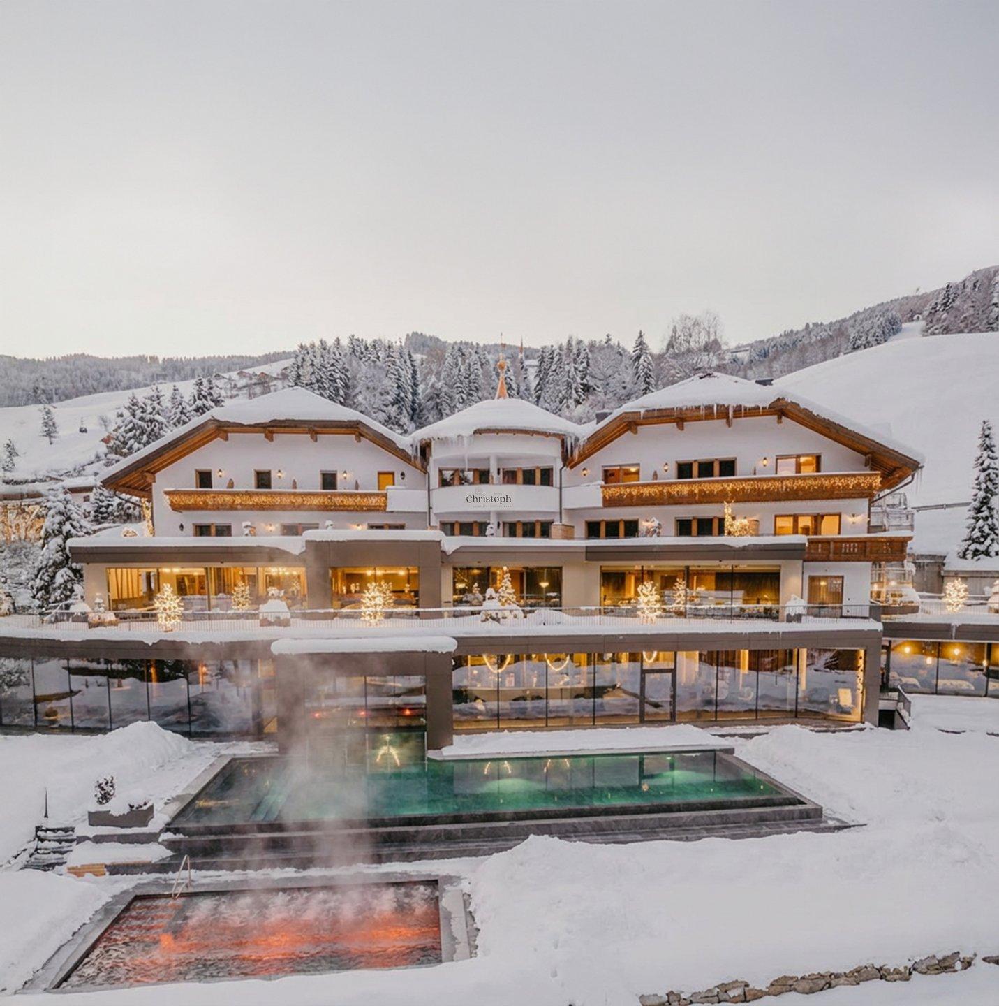 Hotel Christoph in inverno con piscina esterna illuminata e neve