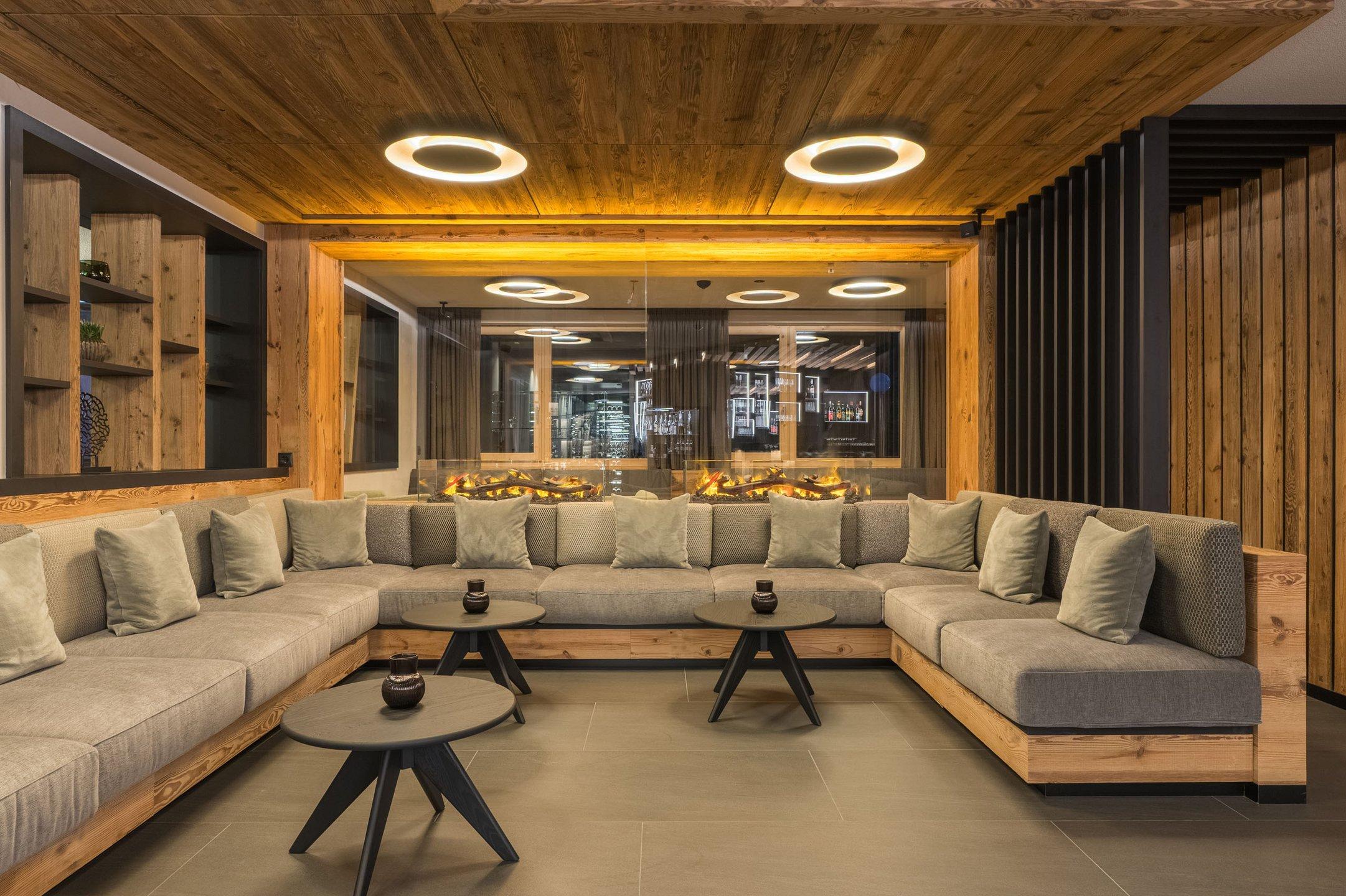 Moderno spazio di accoglienza con divano grigio e camino