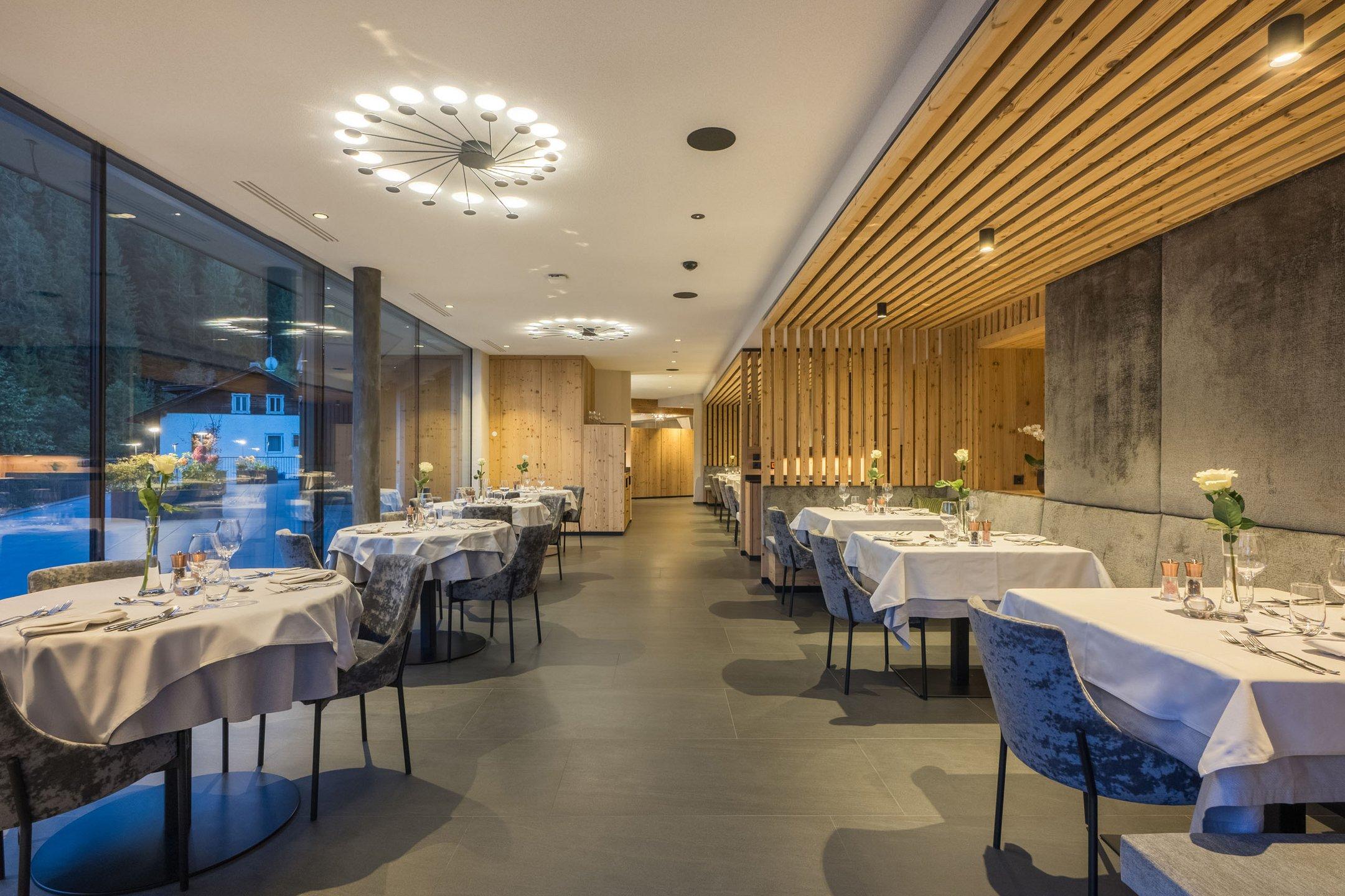 Elegante ristorante moderno con tovaglie bianche e illuminazione soffusa