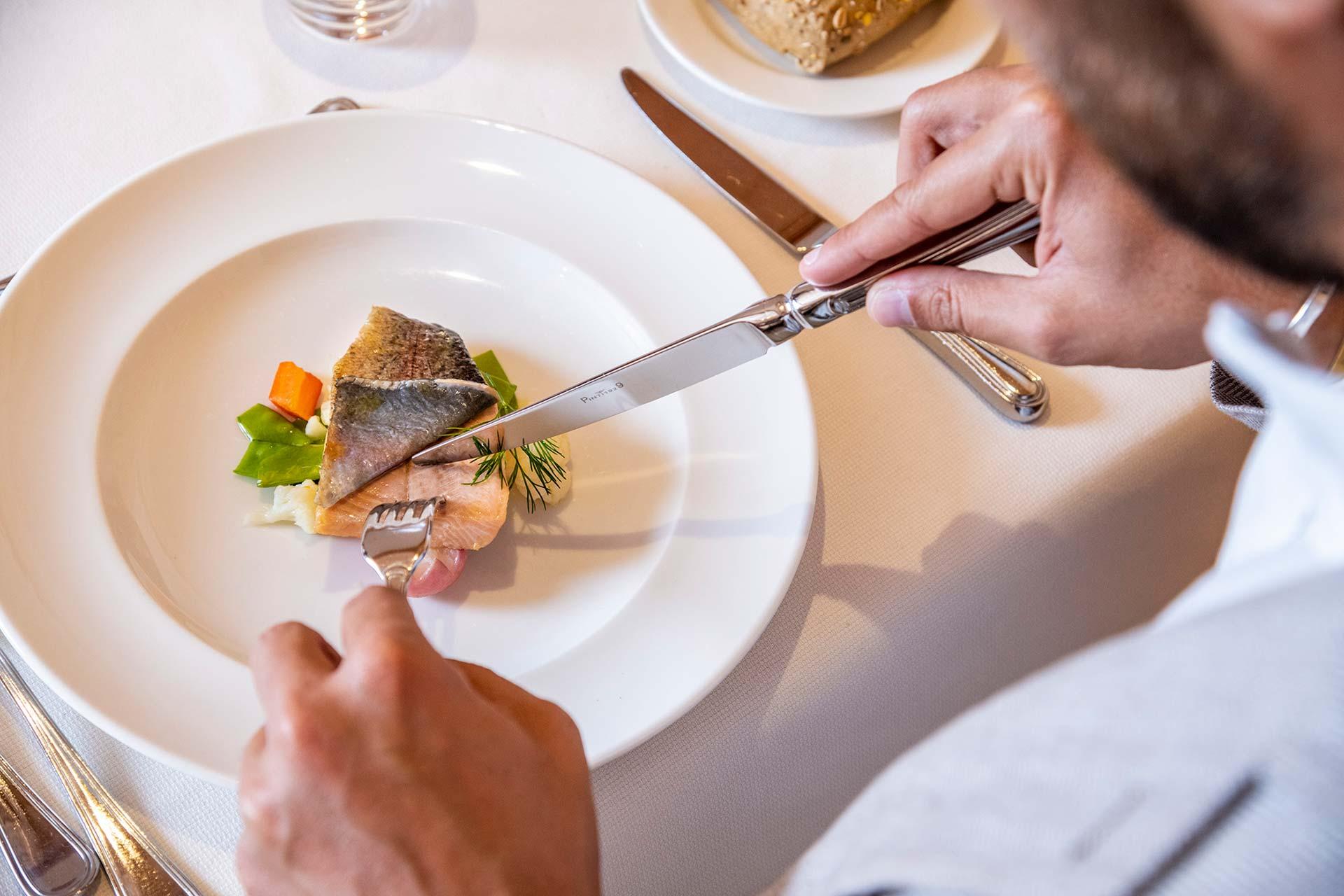 Tavolo ristorante con piatti