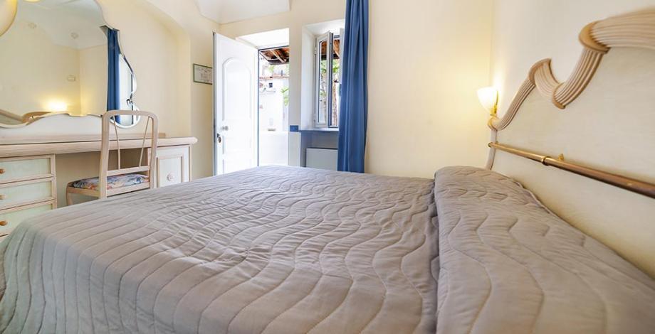 Camera Standard arredata in stile moderno