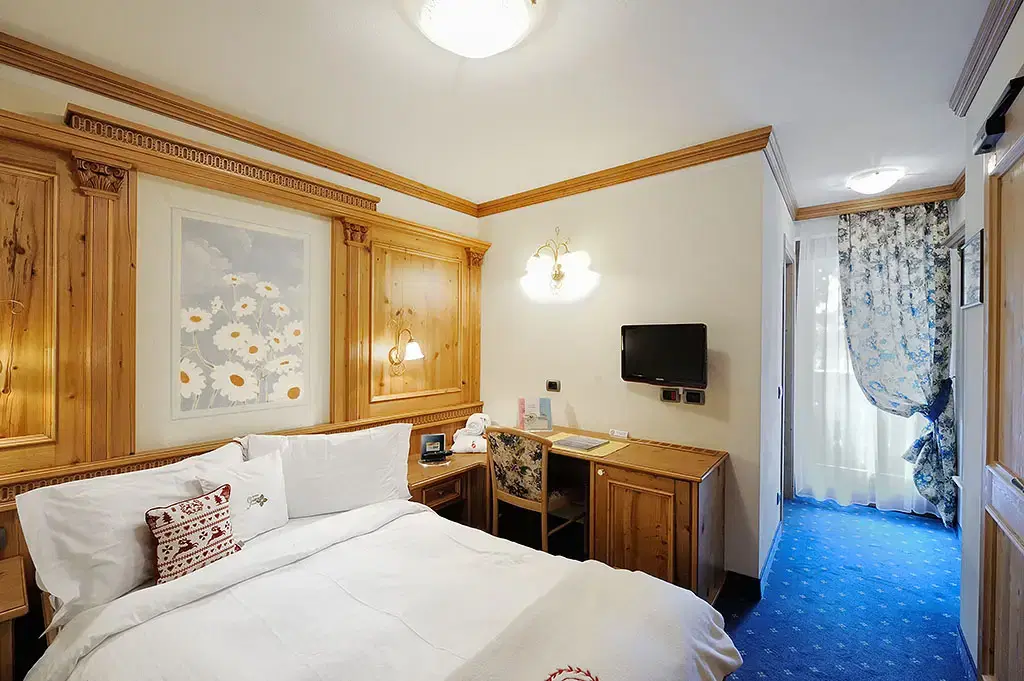 Camera arredata in stile alpino