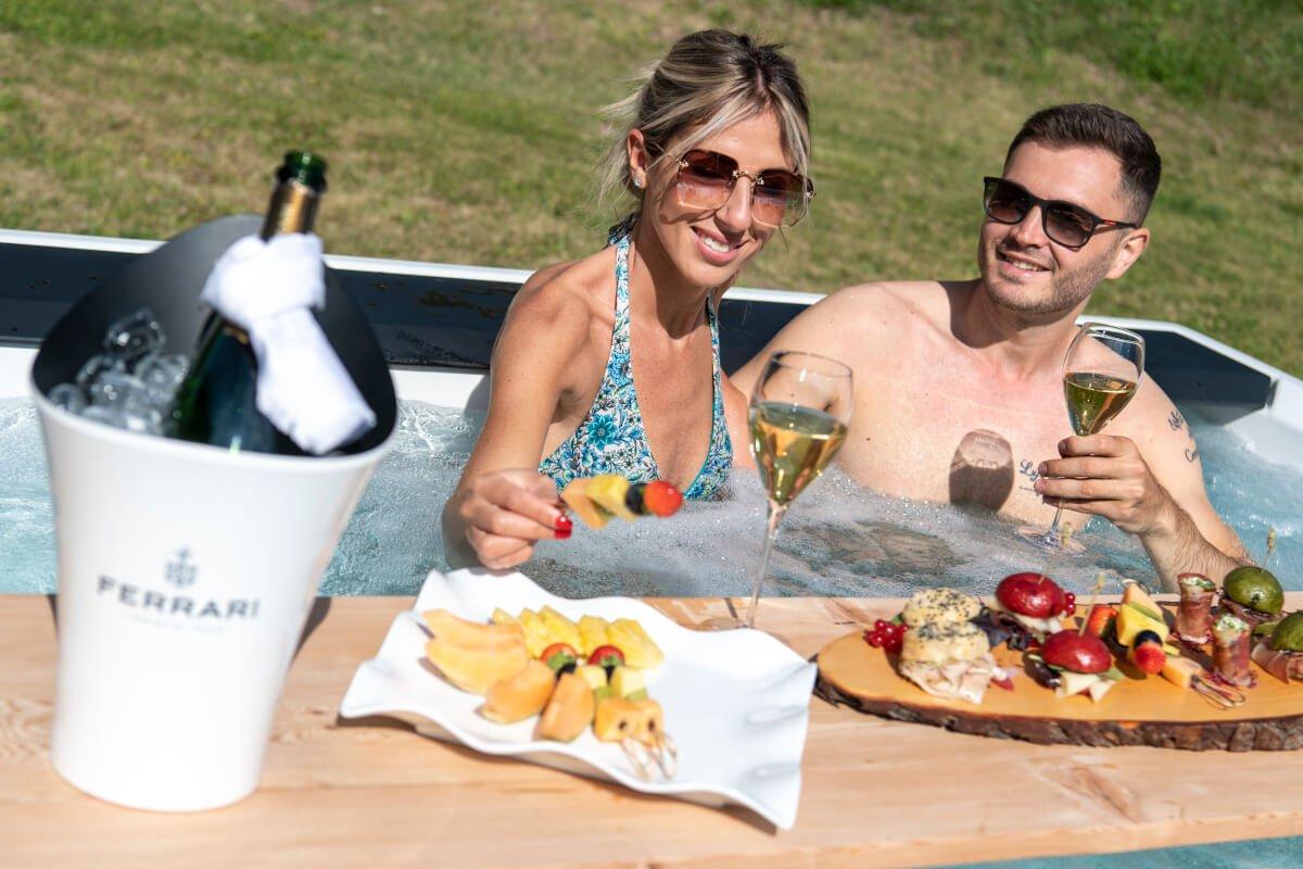 Idromassaggio in giardino con allestimento tavoli