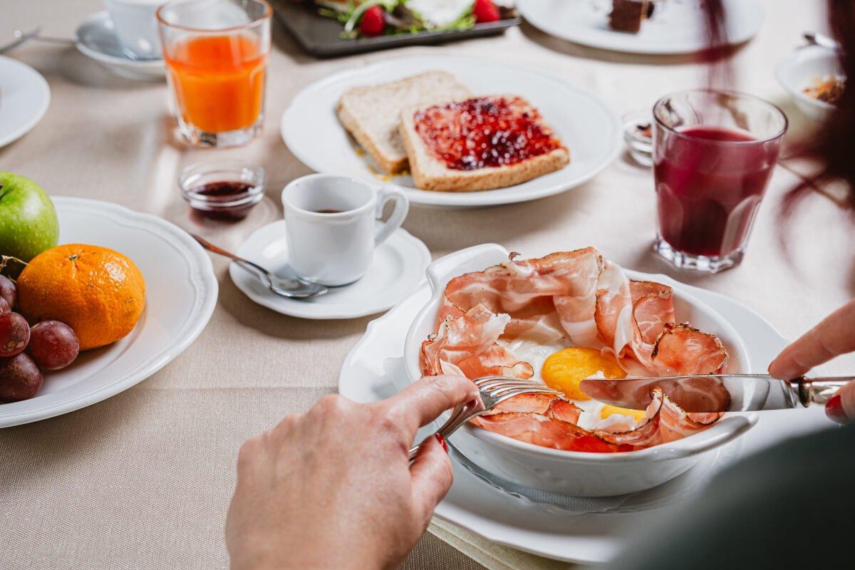 Buffet per la colazione con prodotti tipici trentini