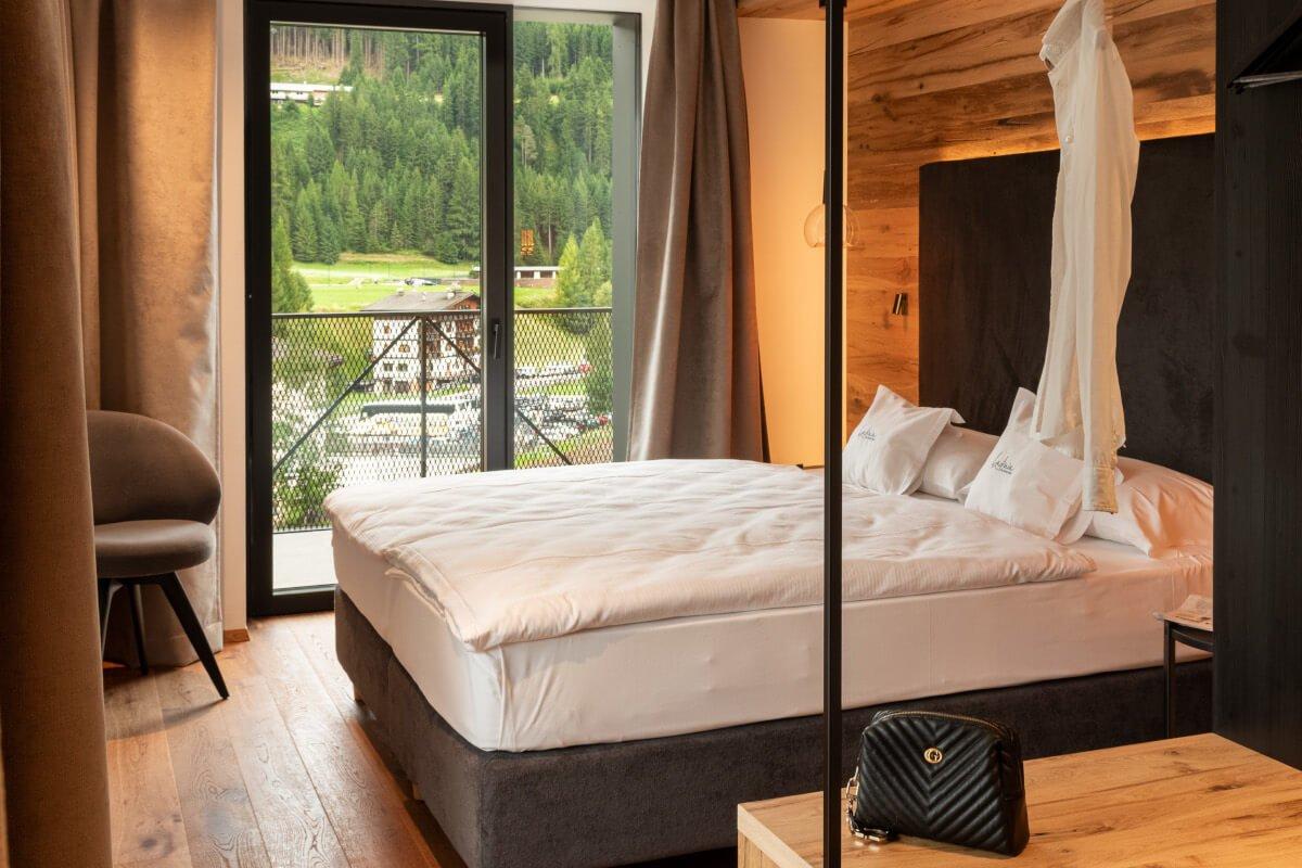 Camera da letto con letto king size della Suite Sassolungo