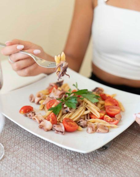 Sala ristorante con tavoli apparecchiati e luce soffusa