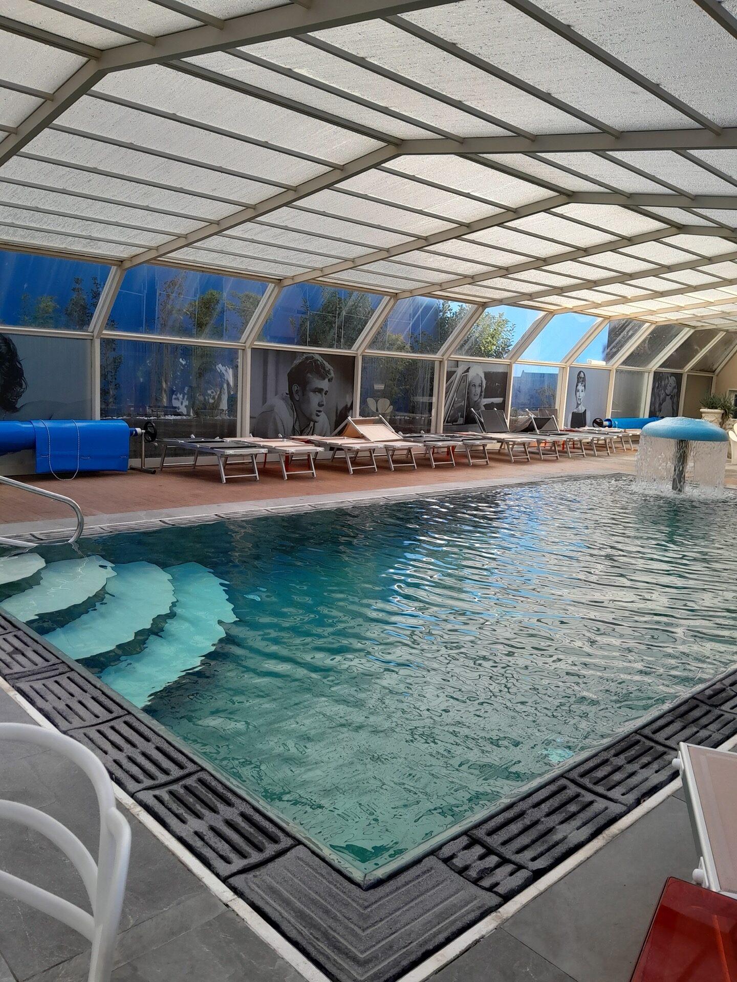 Piscina riscaldata con copertura telescopica e area relax