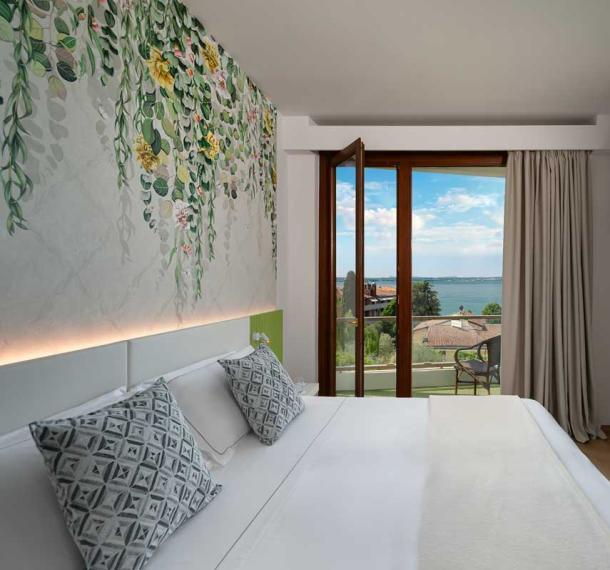 Junior suite con letto matrimoniale e vista lago