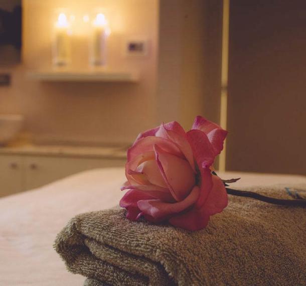 Zona relax con chaise longue per il riposo