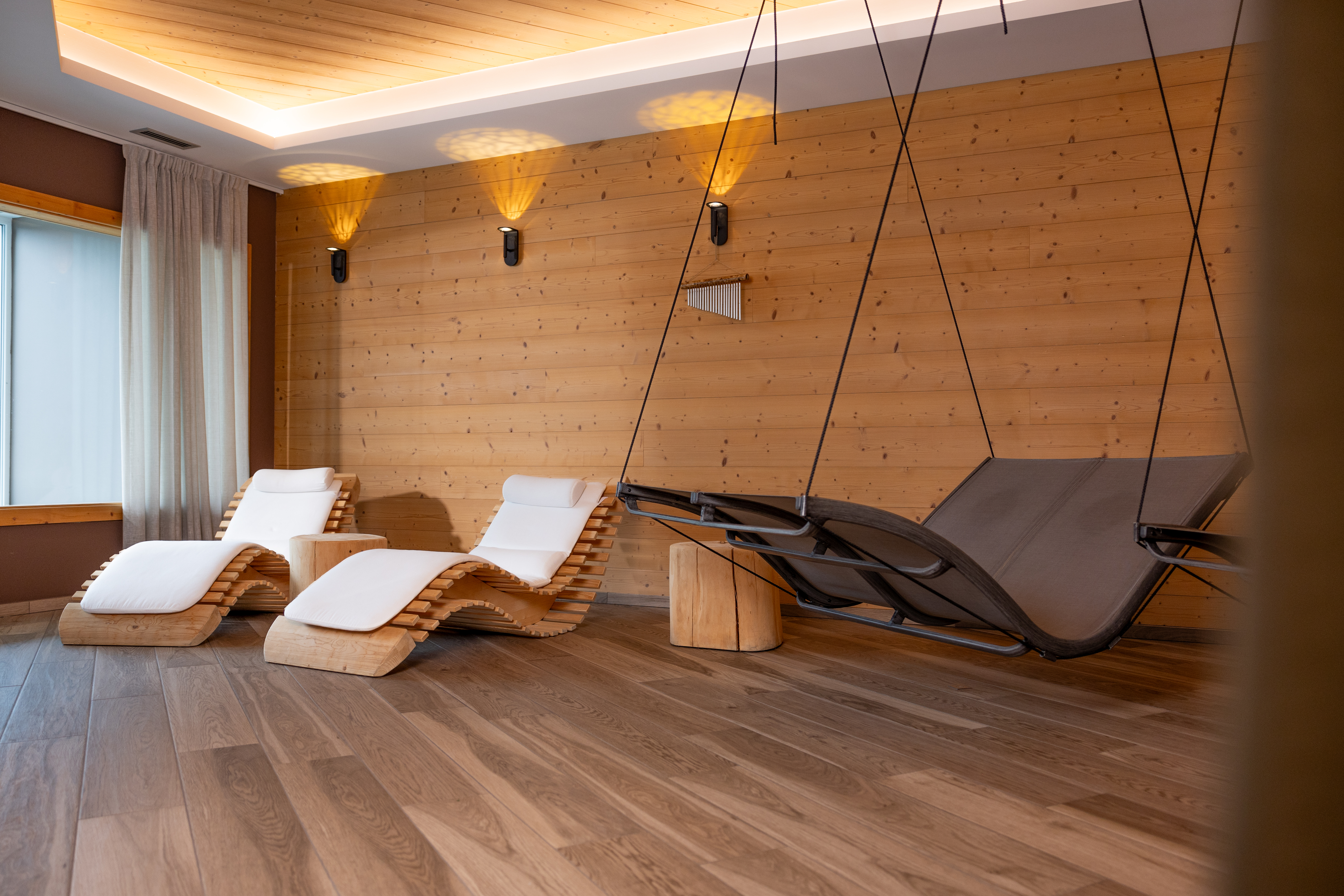 Zona relax con lettini sospesi nel centro wellness